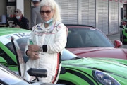 【動画】こんなに速い高齢者の運転。ポルシェ911 GT3 RSを走らせる82歳のおばあちゃん。