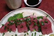 かつおの刺身という何の調味料をかけてもありな神料理