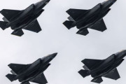 F-35B戦闘機、イギリス海軍空母上空でダイヤモンドフォーメーション・フライパストを披露！