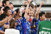 【画像】サッカー日本代表、優勝した嬉しさでトロフィーを破壊してしまう