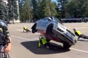 【動画】パトカーを使った警察のパフォーマンスが大事故に(@_@;)