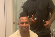 画像　ロッテ専属理容師ケニスバルガスさん、マーティンの髪をカット