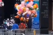 海外「中国、風船売りの風船に火をつける男」