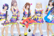 【画像】人気ガールズバンドさんの衣装