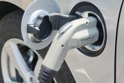 【悲報】ガソリン車→深夜に給油できない、EV→24時間どこでも充電できる
