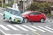【画像】見通しの良い交差点で女さんがプリウスミサイルして号泣