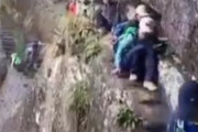 【動画】やばすぎる道を歩いていた登山家さん、崖下に転がり落ちる