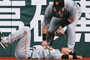 【巨人】立岡、守備中に丸と交錯して担架で退場