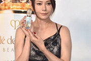 【画像】真木よう子さん、とんでもない胸チラを撮影されてしまう