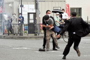 【画像】安倍さんの銃撃音でひっくり返ったJKの姿が凄い…
