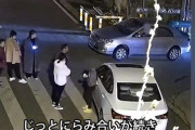 【故事】　中国の村の道路で鉢合わせた2台の車、互いに譲らず夜になるｗｗｗｗｗｗｗｗｗ