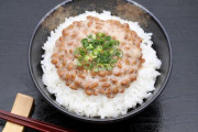 1ねばねば丼「納豆」「オクラ」「半熟タマゴ」←この布陣に加えたら最高に美味そうなもの