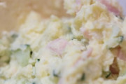【悲報】ポテトサラダの具、無駄な物が多すぎる…まずはタマネギ