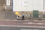 【悲報】ホストさん、金欠で支払い能力を失ったと思しき女性を路上で蹴り上げカバンを強奪