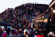 富士登山、マナーの乱れが引き起こす落石リスク【ご来光】