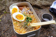 登山で食べるカップ麺は最強おじさん「登山で食べるカップ麺は最強」
