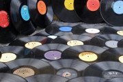 英国のアナログレコード売上　過去30年間で最高に！