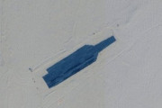 【動かない標的】中国の砂漠に米空母らしき模型　標的として軍が建造か