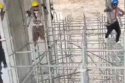 「建設現場の足場をニコニコ歩く作業員…彼らがどんな高さにいると思う？」