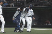 西武源田、自打球で負傷交代