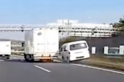 【動画】東名高速で二車線のまたぎトラックvsハイエースの事故ドラレコ。