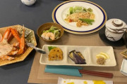 旅館の夕食が豪華すぎるｗｗｗ（※画像あり）