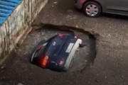 駐車場に停めてあった車が地面の中に沈んでいってしまう…（インド）