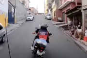 【動画】逃げる2ケツのバイクを追い詰める警官のヘルメットカムがスリリング。