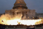 トランプ支持者がアメリカ議会を占拠　この世の終わりみたいな光景になる