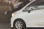 【動画】万引きおじさん、ブチギレた店員を乗せたまま愛車の軽自動車で逃走ｗｗｗｗｗｗｗｗｗｗｗｗ