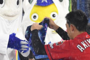 カープ秋山、DeNAマスコットのバート＆チャピーにサインをねだられるwww