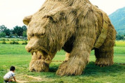 日本のワラの残りで作った熊の彫刻がスゴイと話題に 海外の反応