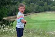 4歳児がゴルフでホールインワンの快挙を達成！ こいつ凄すぎ！！