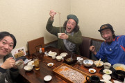 【悲報】日本人さん、一つのざるそばを皆でシェアして食べてしまう・・・・