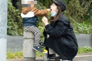 佐々木希が路上で息子と “おやつごっこ”、お散歩デートがかわいすぎる