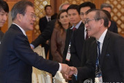 【閲覧注意】共同通信社長、文大統領らと握手。聯合ニュースと協力拡大