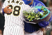 今季限りで退任のDeNA・ラミレス監督に敬意の花束　阪神・矢野監督が手渡す