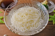 休日の昼食にそうめんを出したら。旦那「こんなんで食えるかっ！そうめんは最低でも5種の具材を作れなくてどうする！」私「え…」旦那「おふくろに聞け！」→結果…