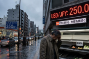 専門家「屈辱的だが1ドル=250円の円安がやってくるだろう。食料もガソリンも買えなくなる、真っ暗な未来だ。」