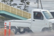徳島市でとんでもない逆走軽トラがタイヤ無しで走行中