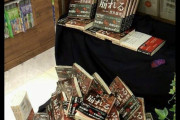 【演出】本屋「「崩れる」という小説の棚を文字通り崩してみました」お前らはこれはアリ？無し？