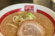 【画像】週末に一杯500円セールやるワイの近所のラーメン屋がこれなんやけど