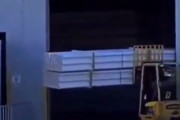 「フォークリフトの操作がやけにプロ級なとき…」倉庫に搬入するテクニックに感心する人が続出