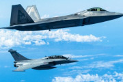 ハワイ州オアフ島付近で米空軍F-22ステルス戦闘機と仏空軍のラファール戦闘機が編隊飛行を実施！