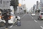 【動画】西成の国道26線に座ってタイヤ交換をする3人組と遭遇したドラレコ。