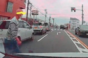 【愛知】パチンコ屋さんしか見えてないおじいちゃんを轢きそうになったドラレコ。