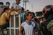 【フィリピン】外出禁止令を破った男性が「スクワット300回の罰則」で死亡