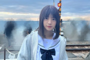 【乃木坂46】冨里奈央、鎌倉JK姿の破壊力よ‥