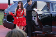 【画像】今更な話題かもしれないが「Juice=Juice石山咲良」と「高級車・レッドカーペット」の相性が良すぎることを語らないか？
