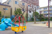 土日の午前中とかに自分(旦那側)が寝てる間に嫁が小さい子ども(1-3歳)連れてメモ書きやメール、LINEメッセージとか何も残さず出かけて正午前後に帰ってくるってのはどう思う？